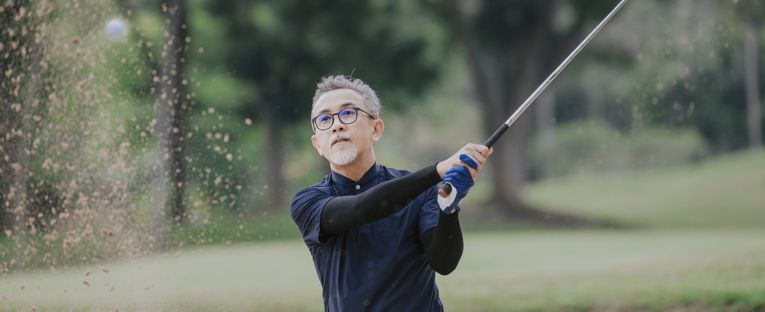 senior-playing-golf